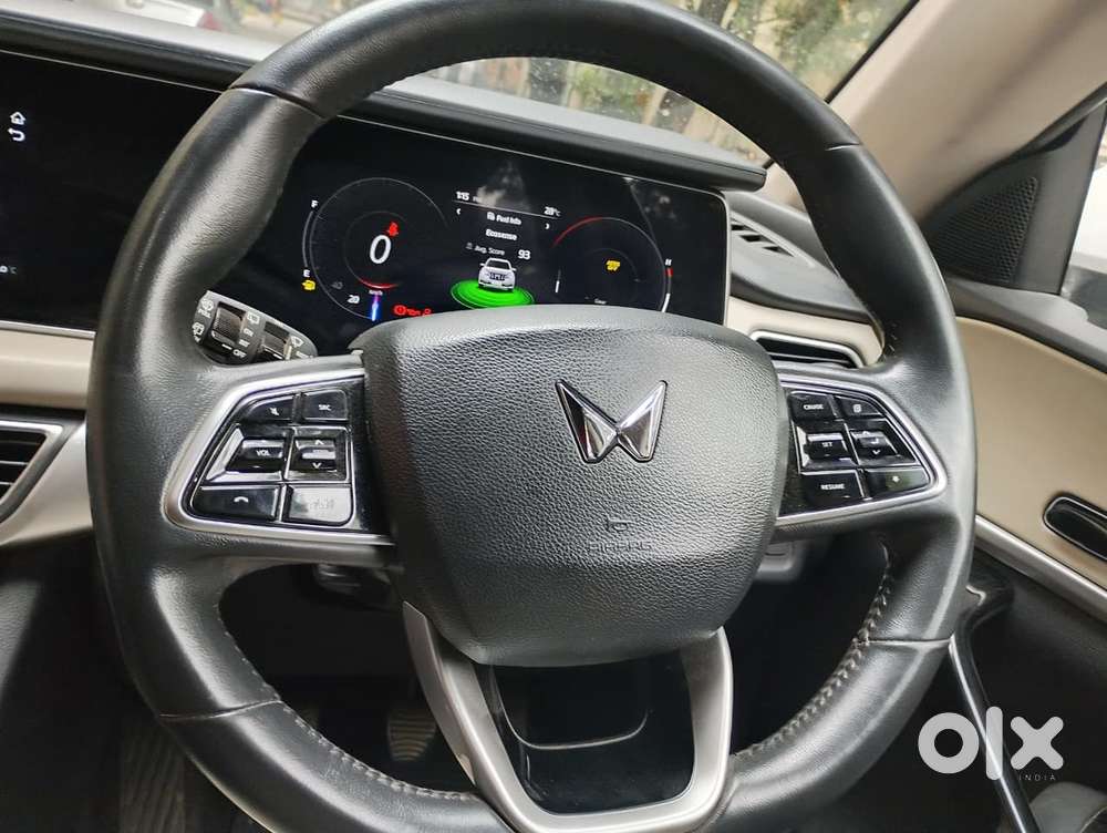 Mahindra Xuv700 2.0 Ax 7 Petrol Mt Str, 2025, Petrol