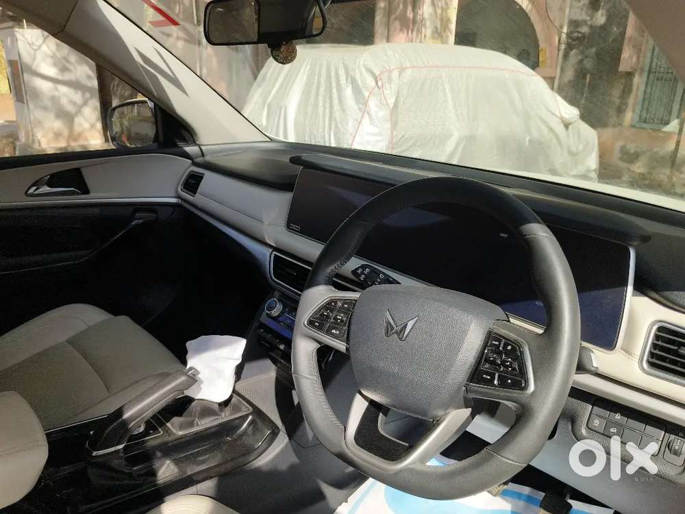 Mahindra Xuv700 2022 Petrol 10,000 Kms