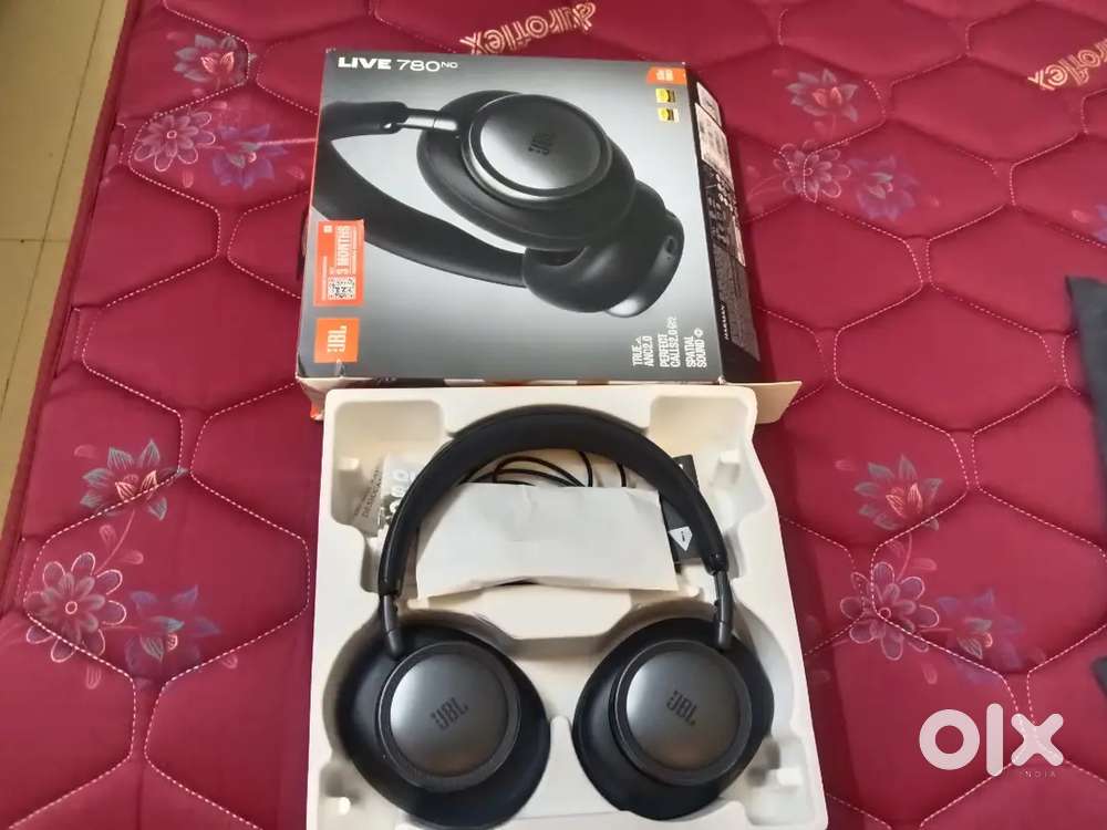 JBL LIVE 780NC wireless  headphone