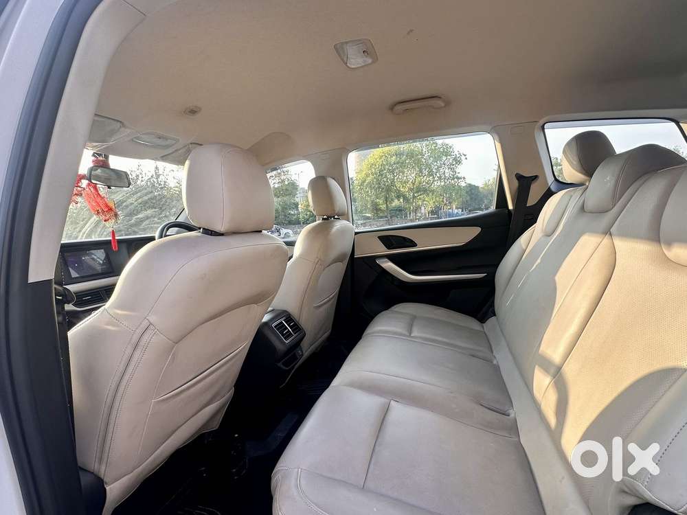 Mahindra Xuv700 2.0 Mx Petrol Mt 5 Str, 2023, Petrol