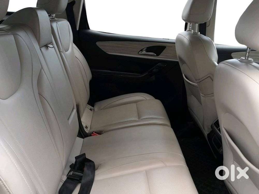 Mahindra Xuv700 2.0 Ax 7 Petrol Mt Str, 2021, Petrol