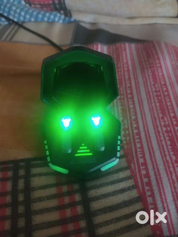 Aroma Gaming Earbuds with me on lighting