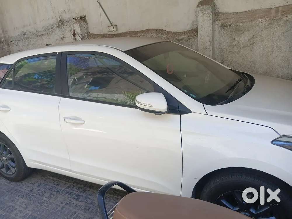 कार बेचना है