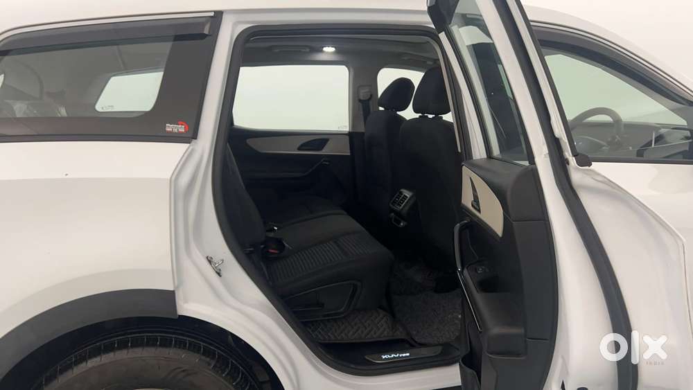 Mahindra Xuv700 2.0 Ax 5 Petrol Mt 7 Str, 2025, Petrol