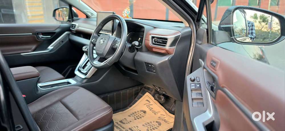 Toyota Innova Hycross