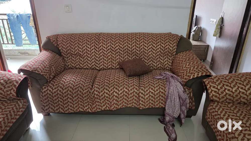 Keep it clear (e.g., 2-Year-Old 3-Seater Sofa in Great Condition).