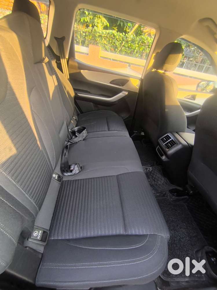 Mahindra Xuv700 Ax 3 Diesel Mt 7 Str (e), 2025, Diesel