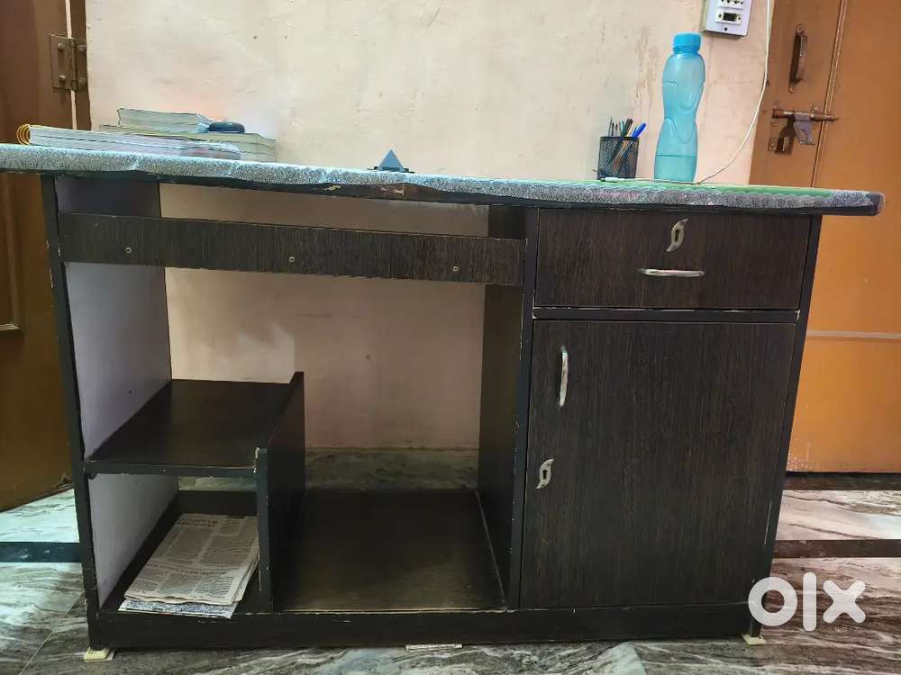 Computer table