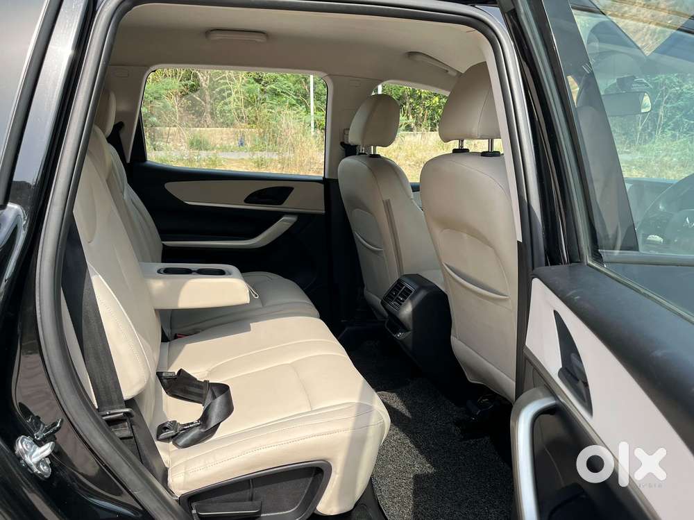 Mahindra Xuv700 Ax 5 Petrol Mt 7 Str (e), 2023, Petrol