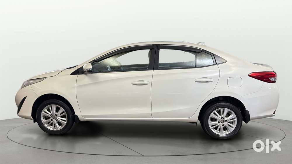 Toyota Yaris V Cvt, 2018, Petrol