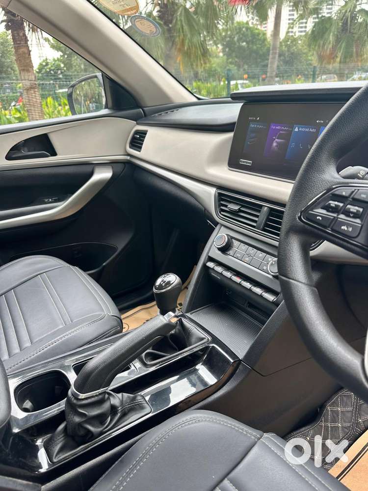 Mahindra Xuv700 Ax 3 Petrol Mt 5 Str (e), 2022, Petrol