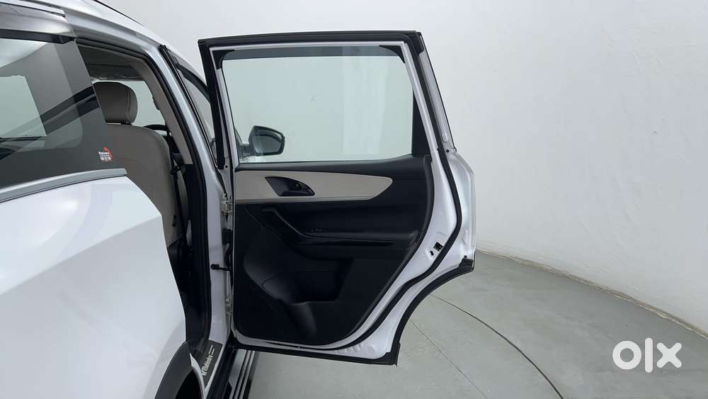 Mahindra Xuv700 2.0 Ax 5 Petrol Mt 7 Str, 2022, Petrol