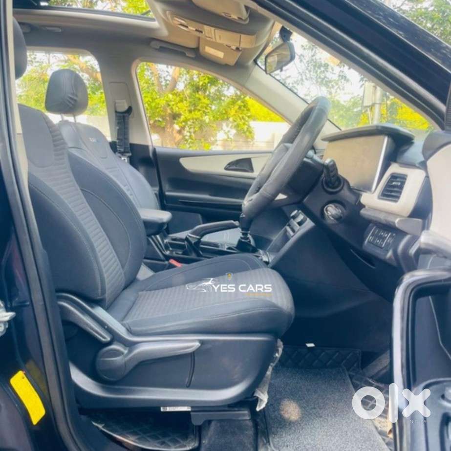 Mahindra Xuv700 2.0 Ax 5 Petrol Mt Str, 2022, Petrol