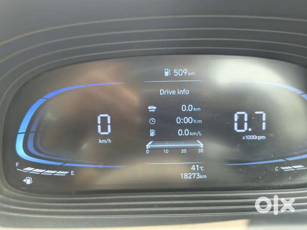 नई जैसी Hyundai Venue Petrol  केवल 18,200 Km चली हुई