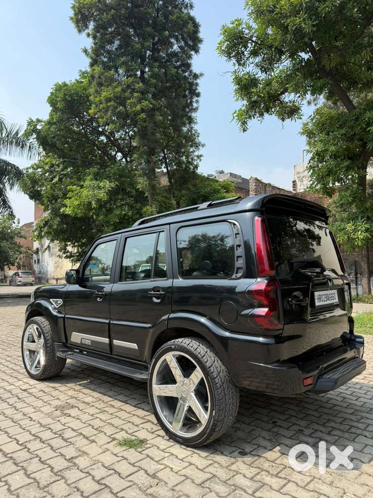 Scorpio Classic S11 2025 Captain Seat 24inch Alloy Tyre 14500km Driven