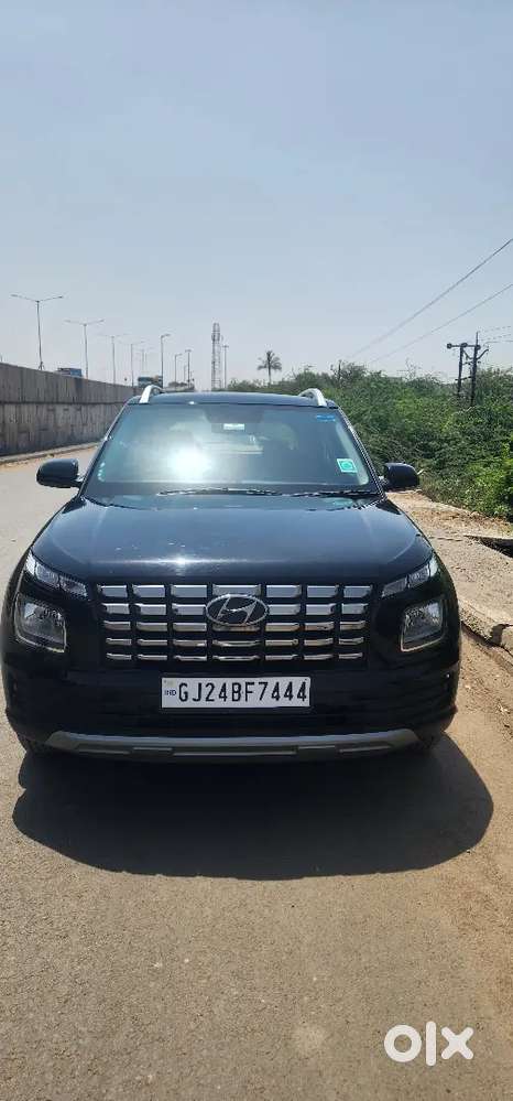 Hyundai Venue 2025 Petrol 4000 Km Driven