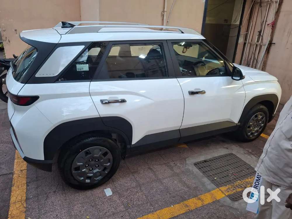 Hyundai New Venue 2026 Petrol 4500 Km Driven White Top End