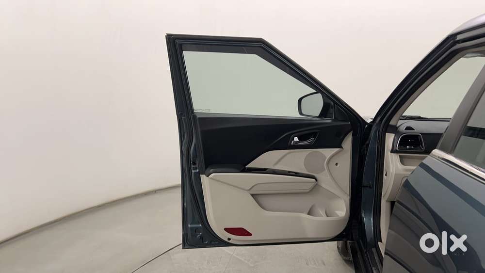 Mahindra Xuv300 1.2 W8 (o) Amt Petrol, 2023, Petrol