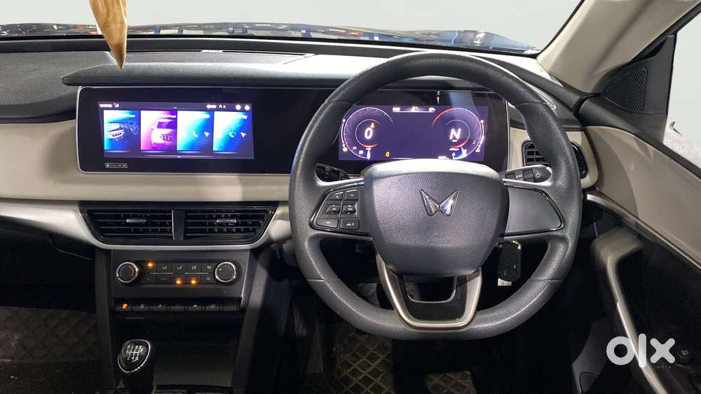 Mahindra Xuv700 2.0 Ax 5 Petrol Mt 7 Str, 2021, Petrol
