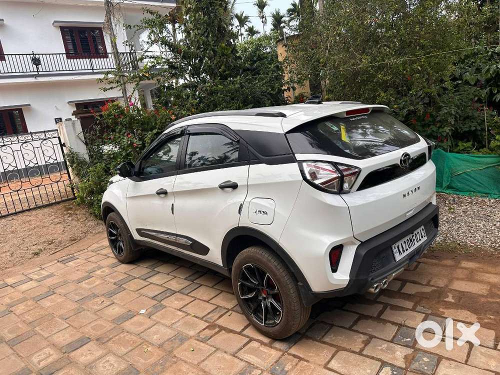 Tata Nexon Xm (sunroof) - Petrol