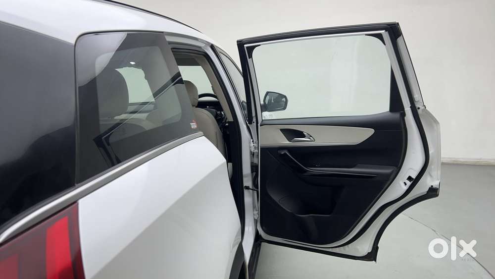 Mahindra Xuv700 2.0 Ax 7 Petrol At Str, 2024, Petrol