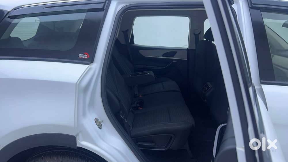 Mahindra Xuv700 2.0 Ax 5 Petrol Mt 7 Str, 2022, Petrol