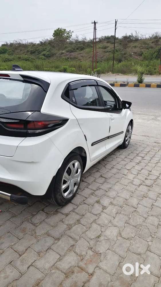 Urgent Sale : Tata Altroz 2023 Xm Plus (s) 1st Owner  Under Warranty