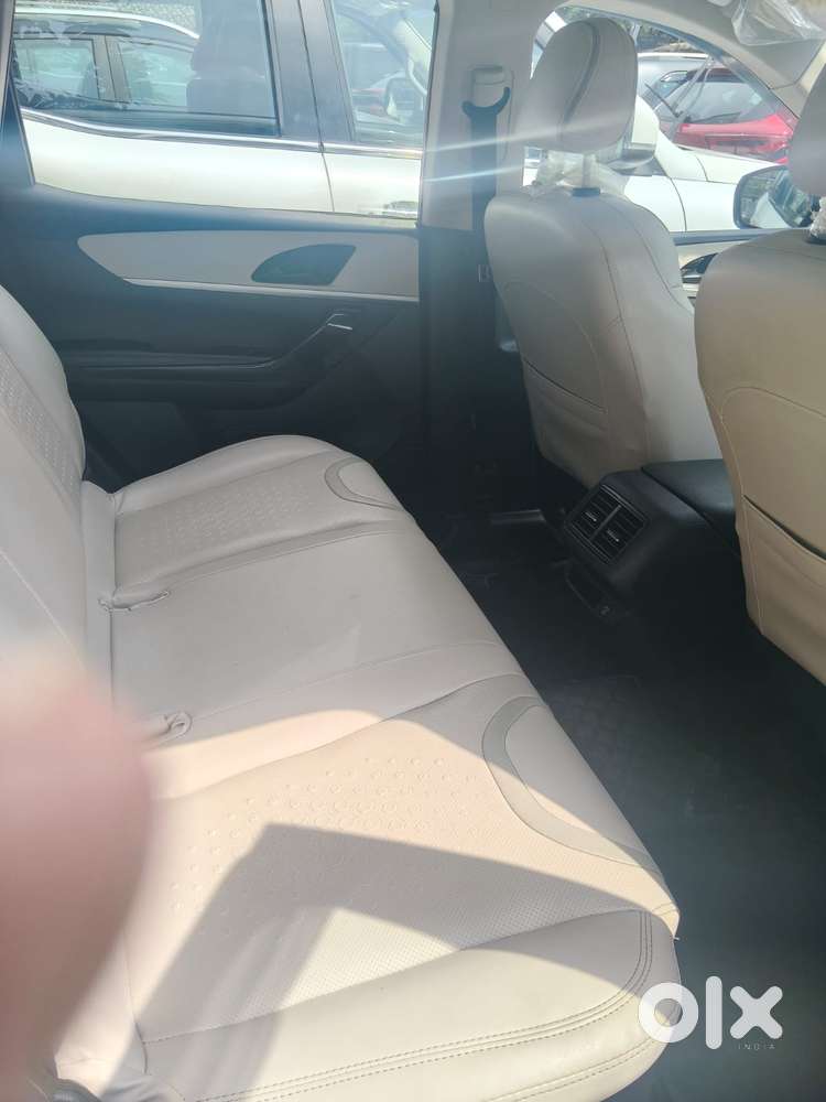 Mahindra Xuv700 2.0 Ax 5 Petrol Mt Str, 2022, Petrol