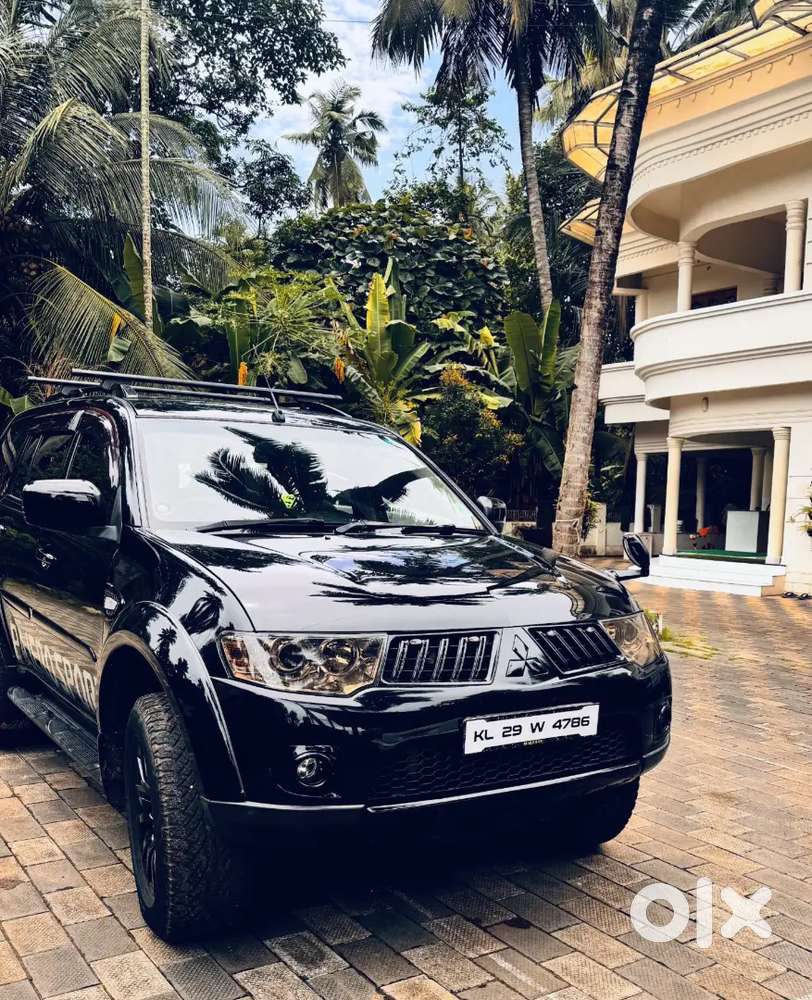 Mitsubishi Pajero Sport 2013 4x4 (black)