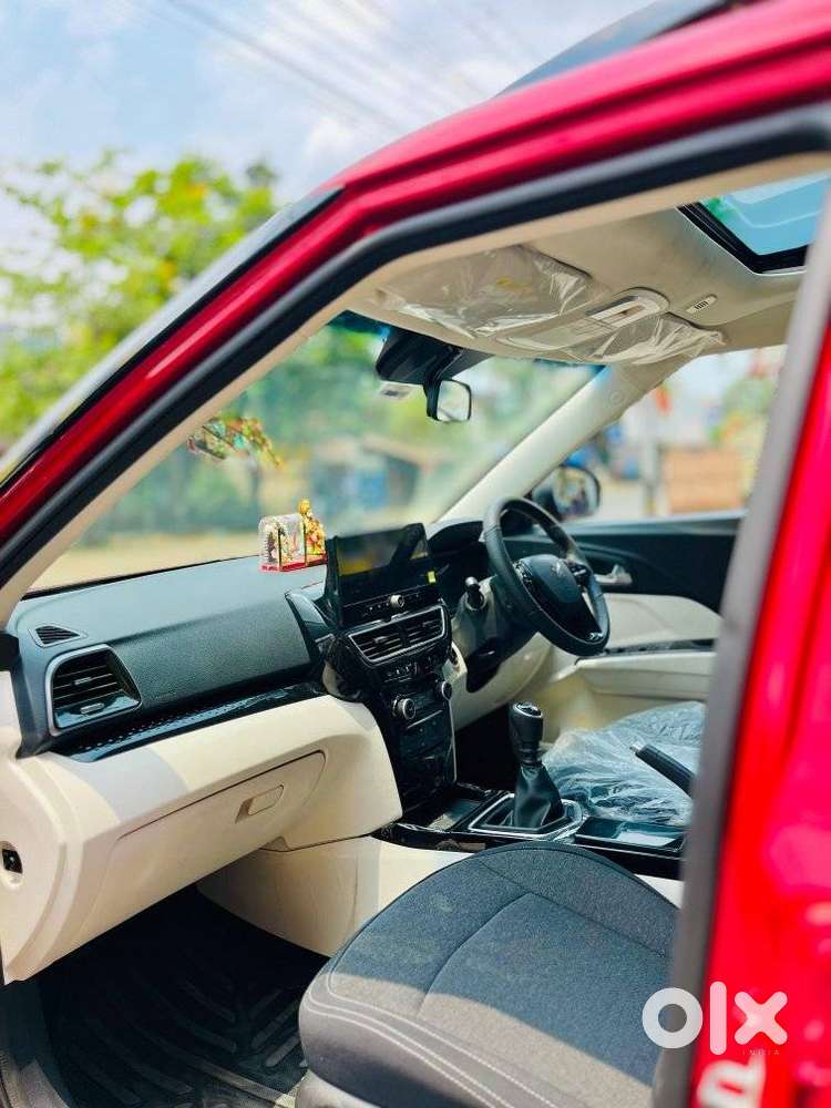 Mahindra Xuv 3xo Ax5 Pm Mt, 2024, Petrol