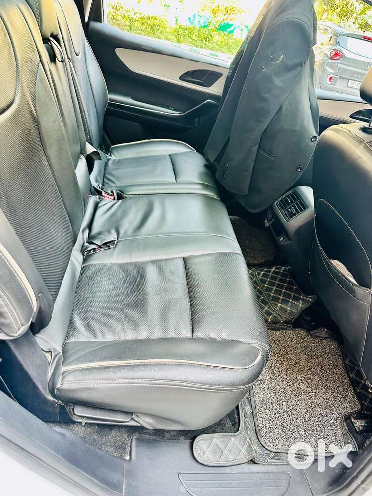 Mahindra Xuv700 2.0 Ax 5 Petrol Mt 7 Str, 2022, Petrol