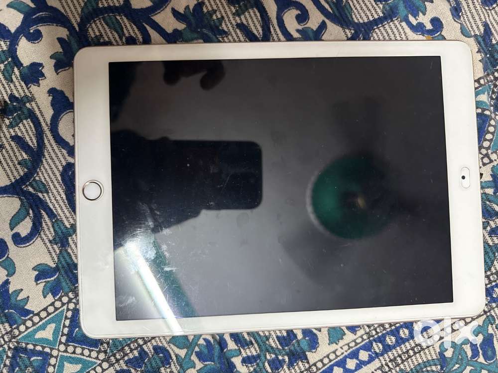 Ipad 6th generation 128 all genuine never opened never repaired