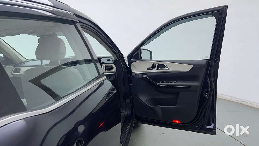 Mahindra Xuv700 2.0 Ax 7 Petrol At Str, 2025, Petrol