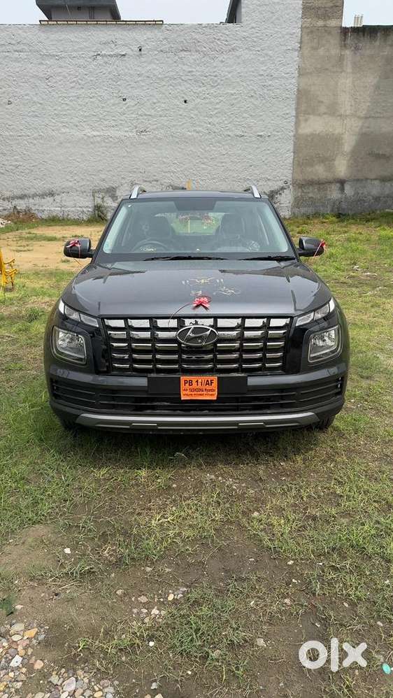 New Hyundai Venue 2025 Petrol 6100 Km Driven And 6 Months Old