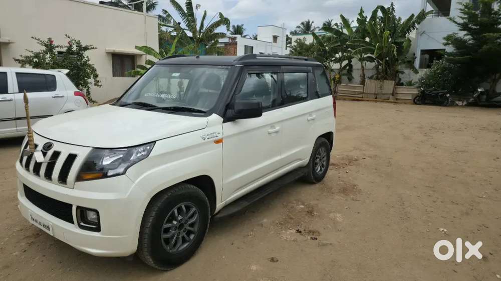 Mahindra Tuv 300 T10 (pearl White)