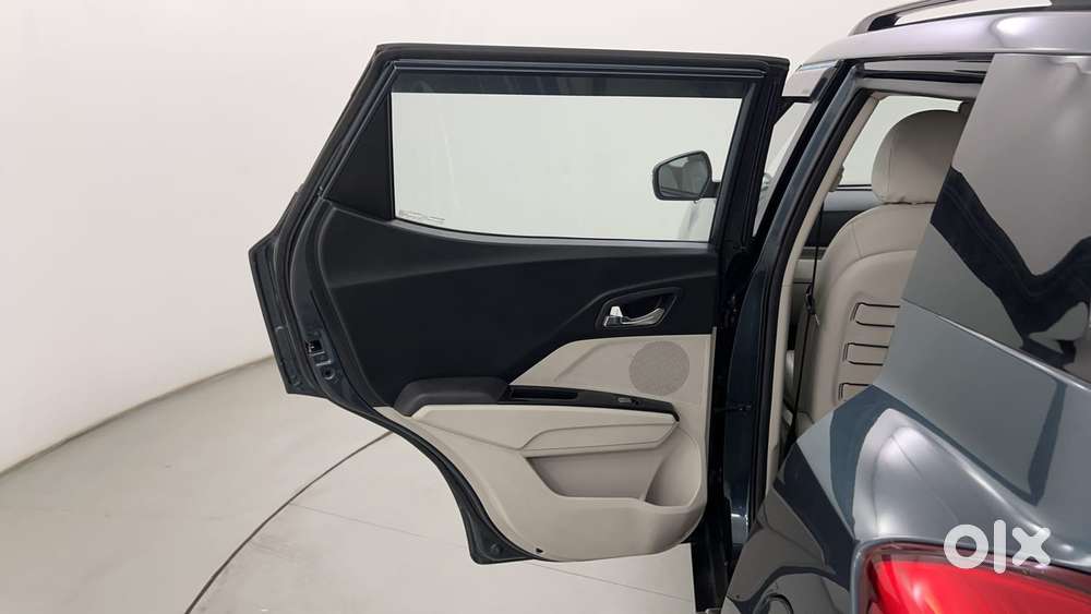 Mahindra Xuv300 1.2 W8 (o) Amt Petrol, 2022, Petrol