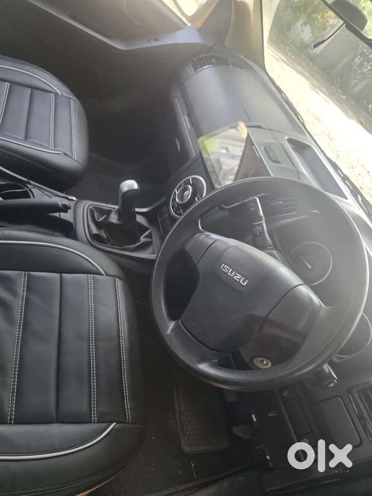 Selling Isuzu Hilander , Broad Tyres  Apple Car Play