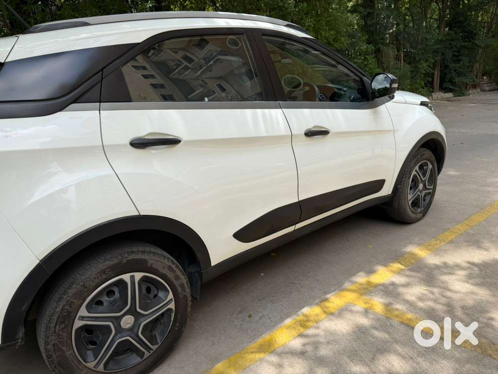 Tata Nexon Amt With Sunroof  Only 26k Km Driven  Excellent Condition
