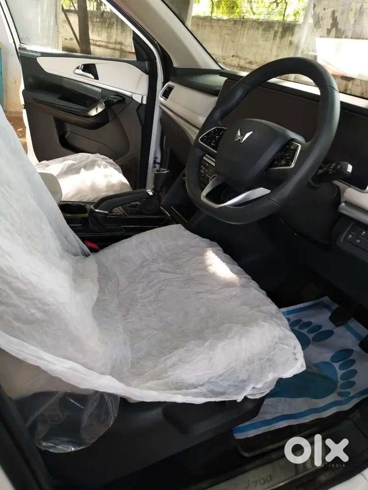Mahindra Xuv700 2022 Petrol 10,000 Kms