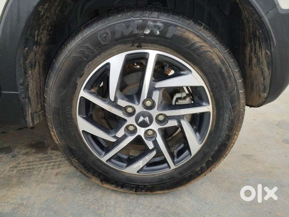 Mahindra Xuv300 1.2 W8 (o) Amt Petrol, 2023, Petrol