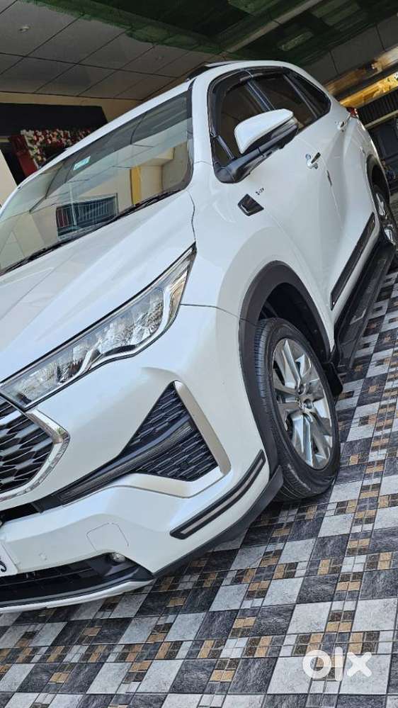 Toyota Innova Hycross 2.0 Zx (o) Hybrid 7 Str, 2025, Petrol