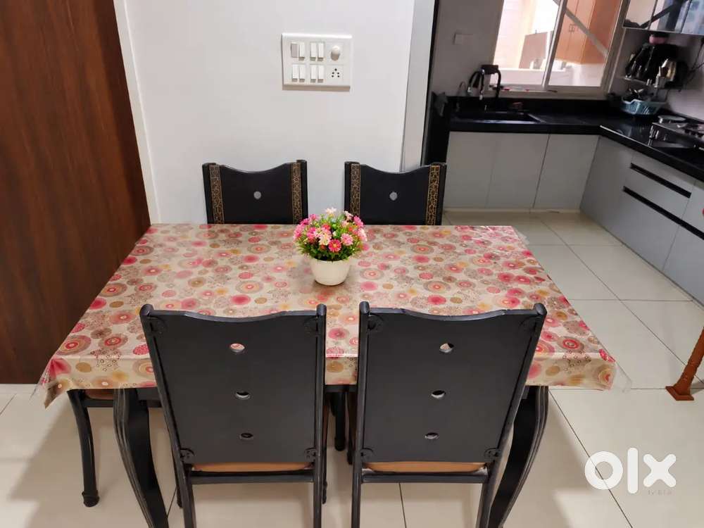4 SITTER Dinning Table