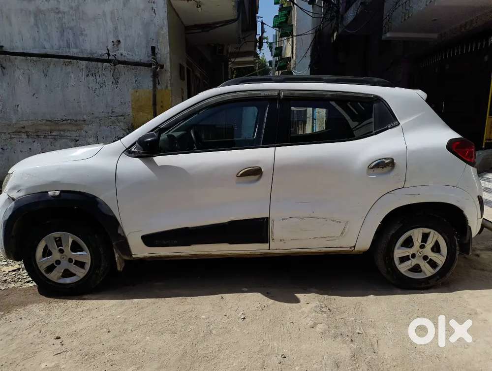 Kwid Car (white)
