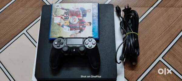 PS4 silim 1tb very good condition console with one cd and controller