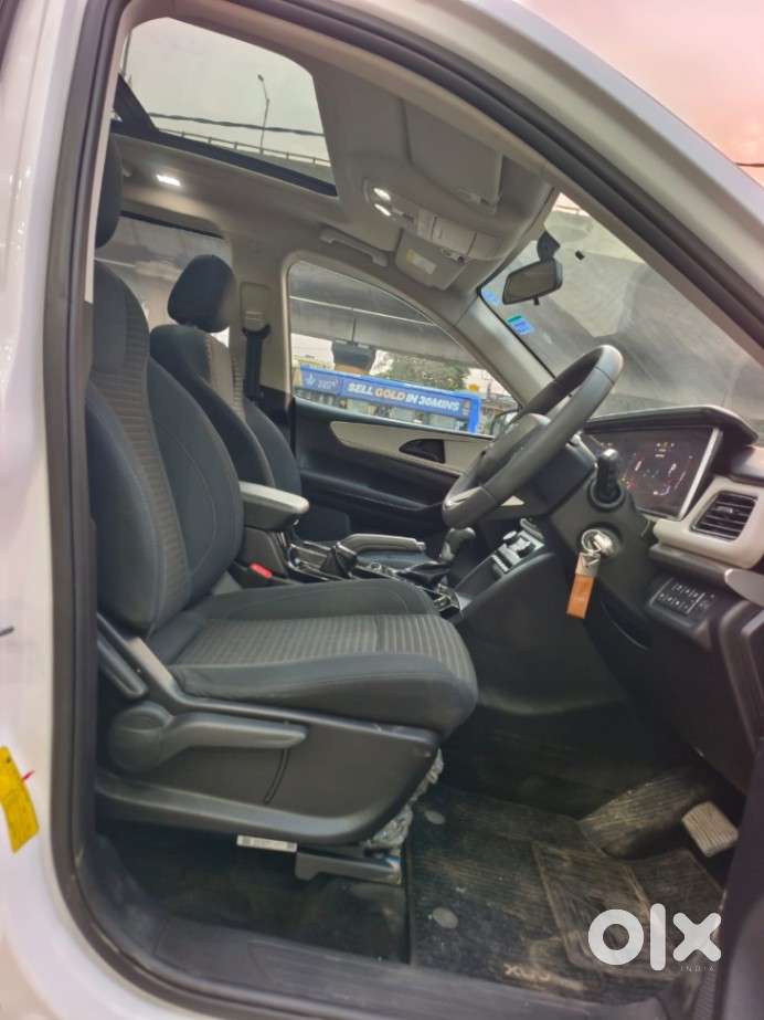 Mahindra Xuv700 2.0 Ax 5 Petrol At Str, 2023, Petrol