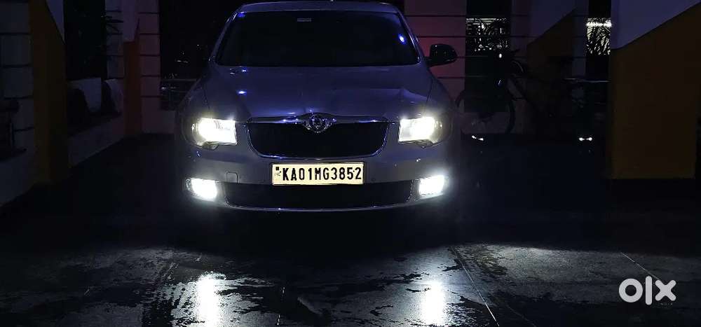 Skoda Superb 2011 Diesel 80000 Km Driven