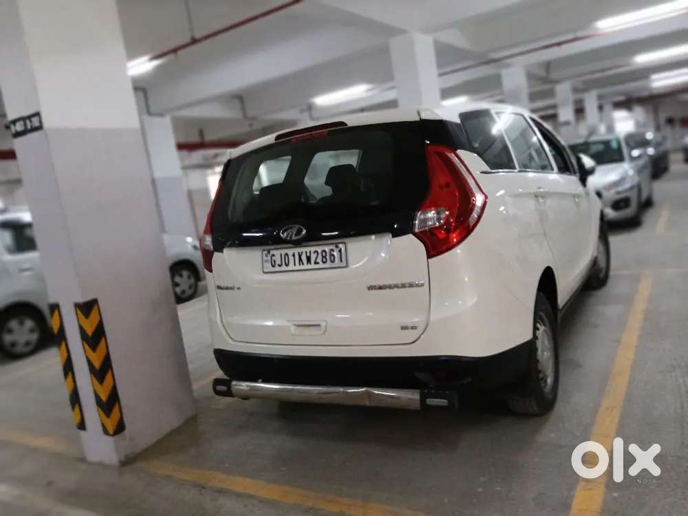 Mahindra 8 Seater Car