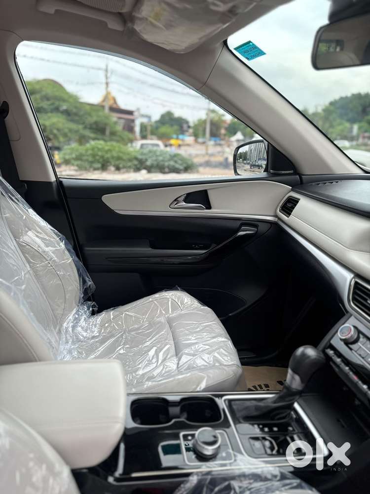 Mahindra Xuv700 2.0 Ax 7 Petrol At Luxury Pack Str, 2024, Petrol