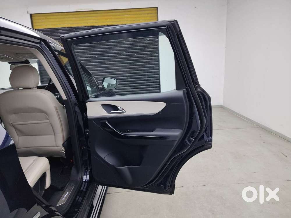 Mahindra Xuv700 2.0 Ax 7 Petrol At Str, 2023, Petrol