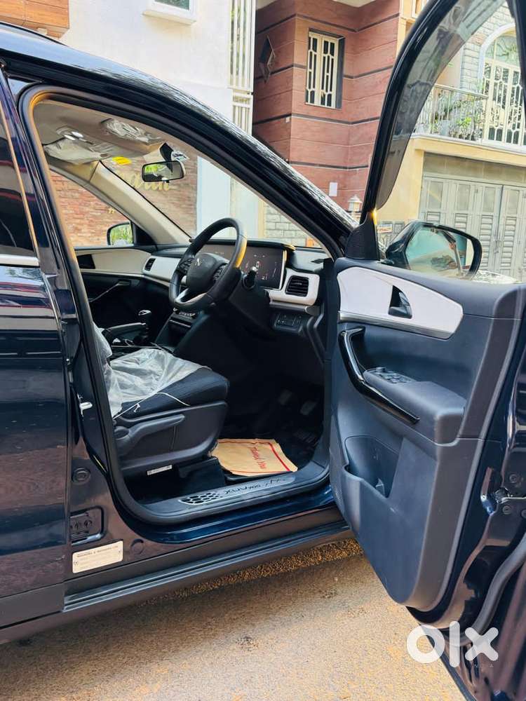 Mahindra Xuv700 2.2 Ax 5 Diesel At 7 Str, 2025, Diesel